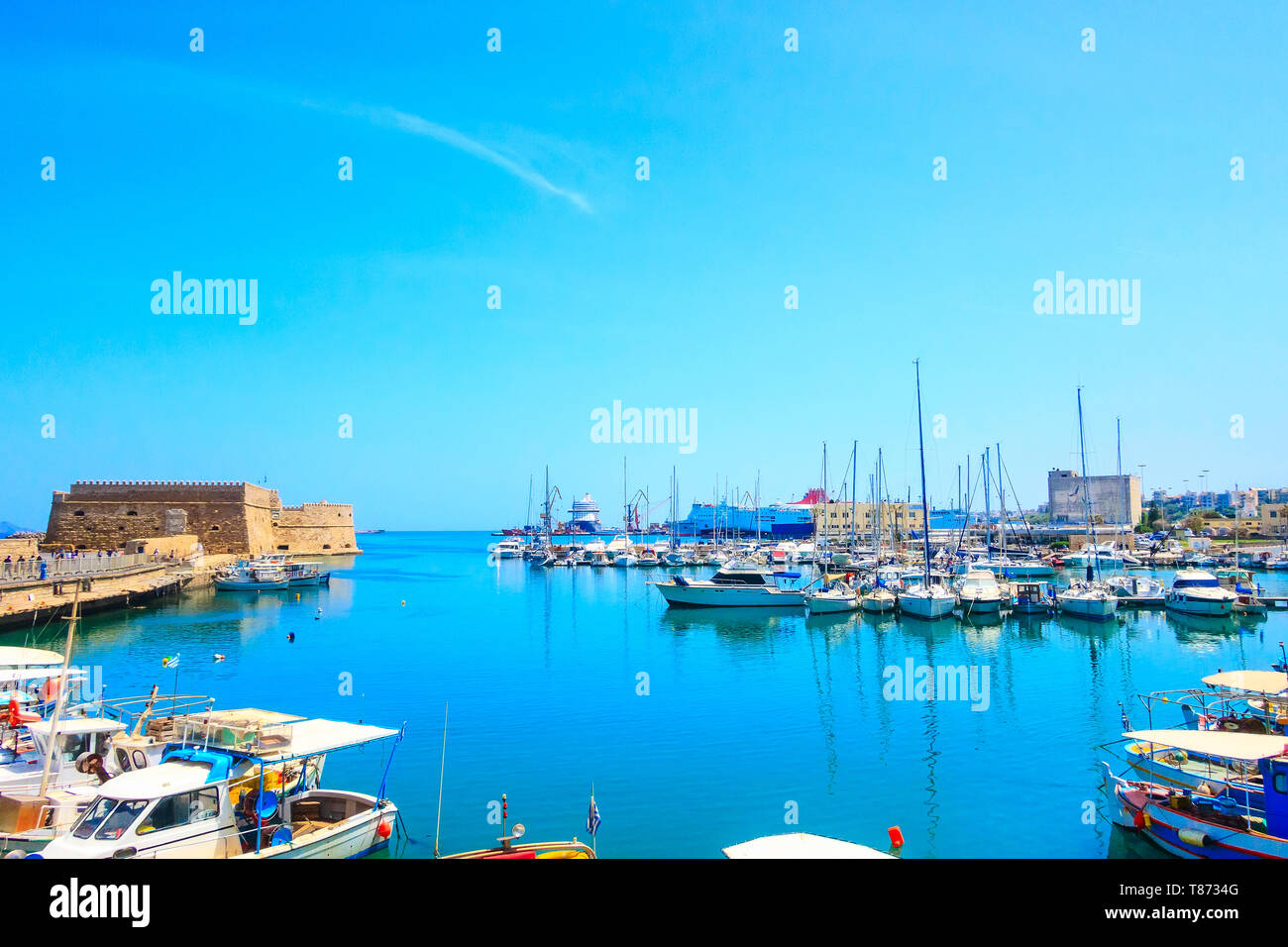 Heraklion, Griechenland, Insel Kreta alter Hafen mit Fischerbooten und venezianische Festung Rocca Al Mare panorama Stockfoto