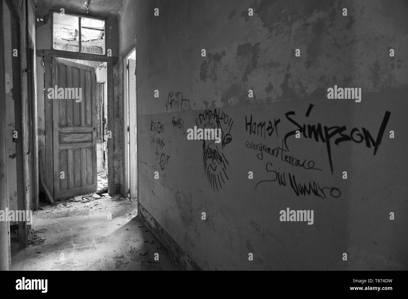 Innenraum der zerstörten Einrichtungen durch Graffiti an der Canfranc International Railway Station (Canfranc, Pyrenäen, Huesca, Aragón, Spanien) B&W Version abgedeckt Stockfoto