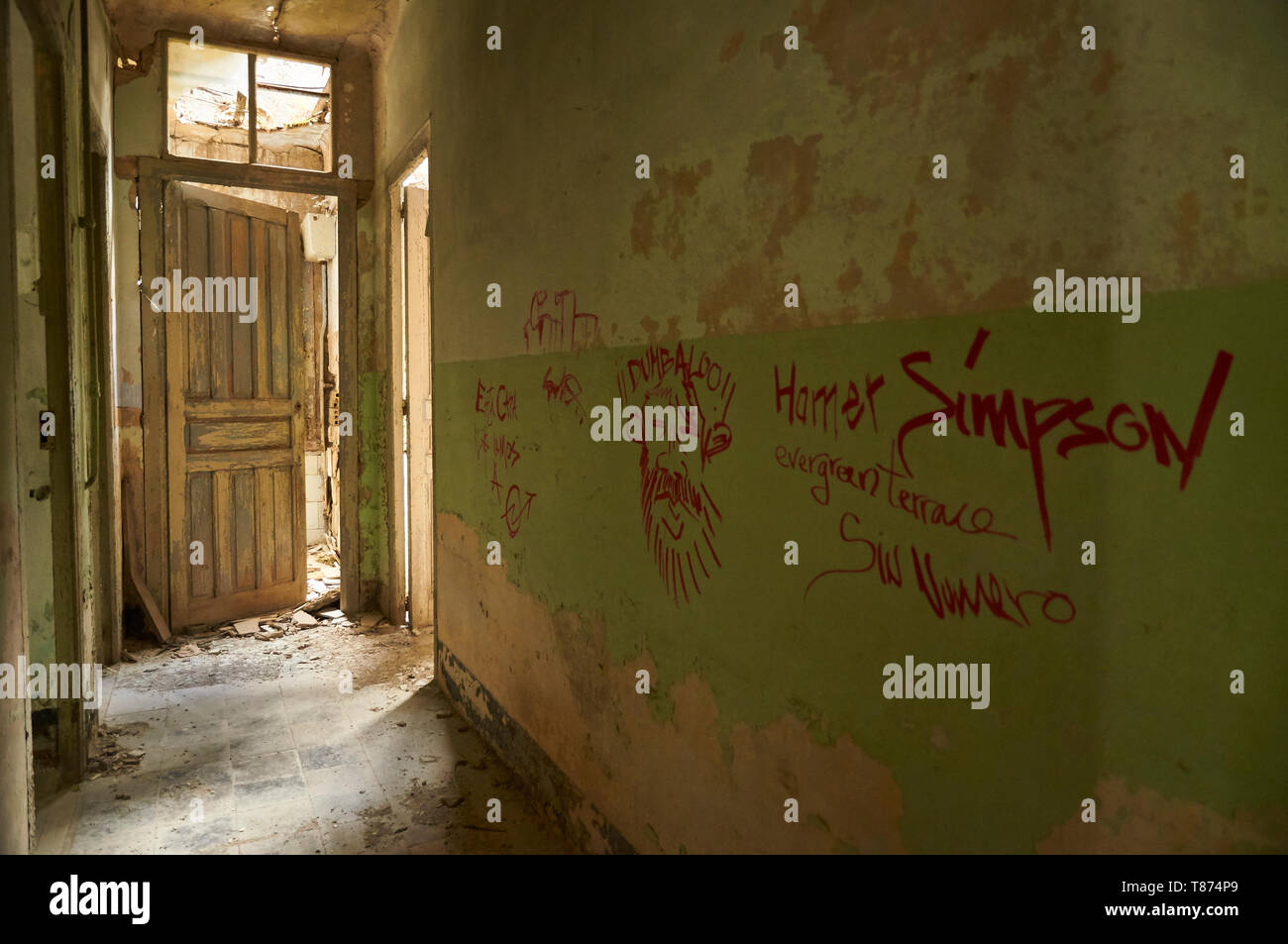 Innenraum der zerstörten Einrichtungen durch Graffiti bedeckt am Canfranc International Railway Station (Canfranc, Pyrenäen, Huesca, Aragón, Spanien) Stockfoto