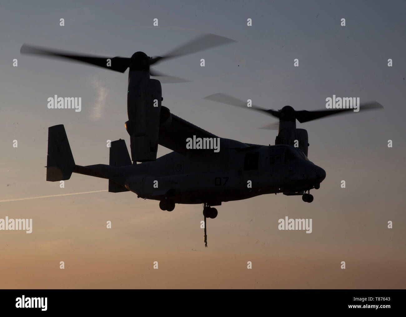 Ein U.S. Marine Corps MV-22 B Osprey mit speziellen Zweck Marine Air-Ground Task Force-Crisis Response-Africa 19.2, Marine Kräfte in Europa und in Afrika, schwebt während der Externen - Ausbildung bei Naval Air Station Sigonella, Italien, 18. April 2019. SPMAGTF-CR-AF ist eingesetzt Krise - Reaktion und Theater zu leiten - Security Operations in Afrika und die Förderung der regionalen Stabilität durch die Durchführung von militärischen Übungen in ganz Europa und Afrika. (U.S. Marine Corps Foto: Staff Sgt. Mark E. Morrow jr.) Stockfoto