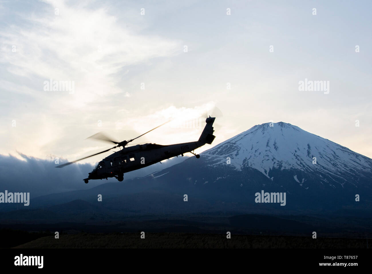 Ein SH-60 Seahawk Hubschrauber, mit Hubschrauber Meer Combat Squadron 12, Arbeiten in Abstimmung mit dritten Bataillon, 6 Marine Regiment, derzeit um die 3. Marine Division mit 4. Marine Regiment auf der Einheit Deployment Program, nimmt bei einem Unfall evakuierungsübung als Teil der Übung Fuji Viper an kombinierten Waffen Training Center, Camp Fuji, 8. Mai 2019. Naval Aviators arbeitete in Abstimmung mit Marine kombiniert Anti-Armor Teams simulierte Unfälle zu evakuieren. (U.S. Marine Corps Foto von Lance Cpl. Joshua Sechser) Stockfoto