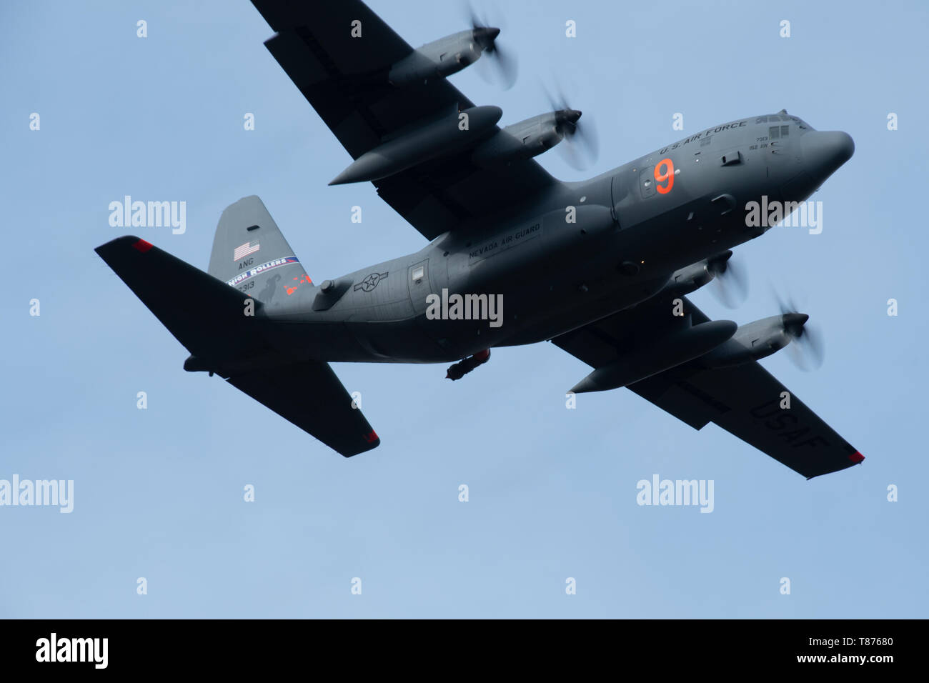 Ein 152 Airlift Wing, Nevada Air National Guard, C-130 Praktiken fallen Wasser im Grand Canyon Hills, Colorado, ungefähr 40 Km südwestlich von Peterson Air Force Base. 6, 2019. Die C-130 Hercules betreibt die Modulare luftgestützten Brandbekämpfung System, besser bekannt als MAFFS. Stockfoto