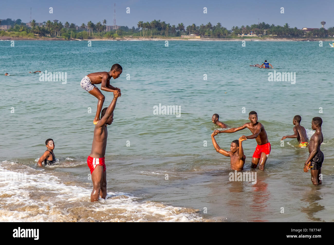 Jungs spielen im Meer an einem Strand in Cape Coast, Ghana. Stockfoto