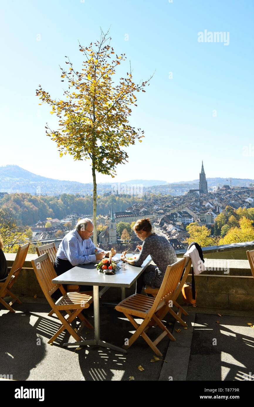 Schweiz, Kanton Bern, Bern, die Altstadt als Weltkulturerbe von der UNESCO, Rosengarten (Rose Garden) mit Blick auf die Altstadt und die Kathedrale St. Vincent (Munster) Glockenturm Stockfoto