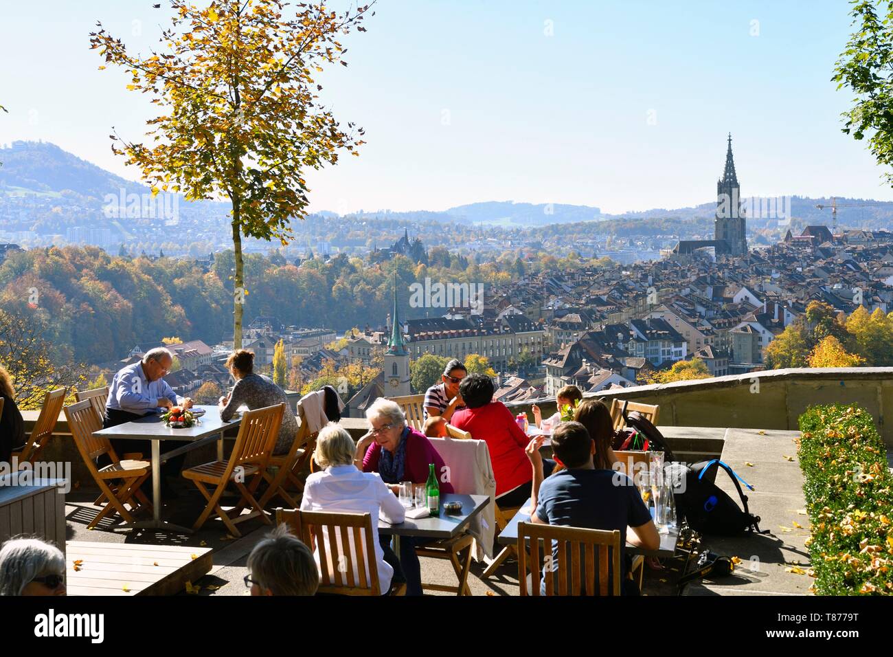 Schweiz, Kanton Bern, Bern, die Altstadt als Weltkulturerbe von der UNESCO, Rosengarten (Rose Garden) mit Blick auf die Altstadt und die Kathedrale St. Vincent (Munster) Glockenturm Stockfoto