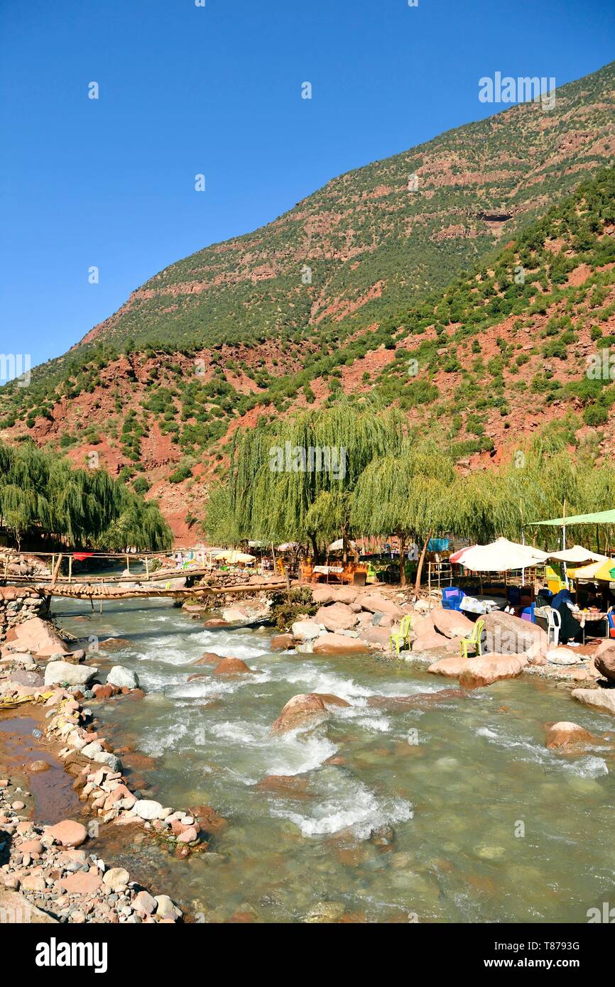 Marokko, Hoher Atlas, Toubkal Nationalpark, Ourika Tal, Restaurant im Bett des Oued im gesamten Fluss Stockfoto