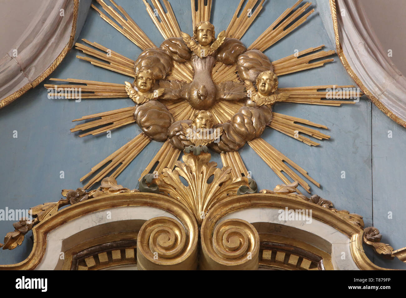 Le Saint-Esprit reprŽsentŽ par la colombe. Eglise Saint-Gervais et Musée. Saint-Gervais-les-Bains. / Kirche von St. Gervais und St. Protais. Sa Stockfoto