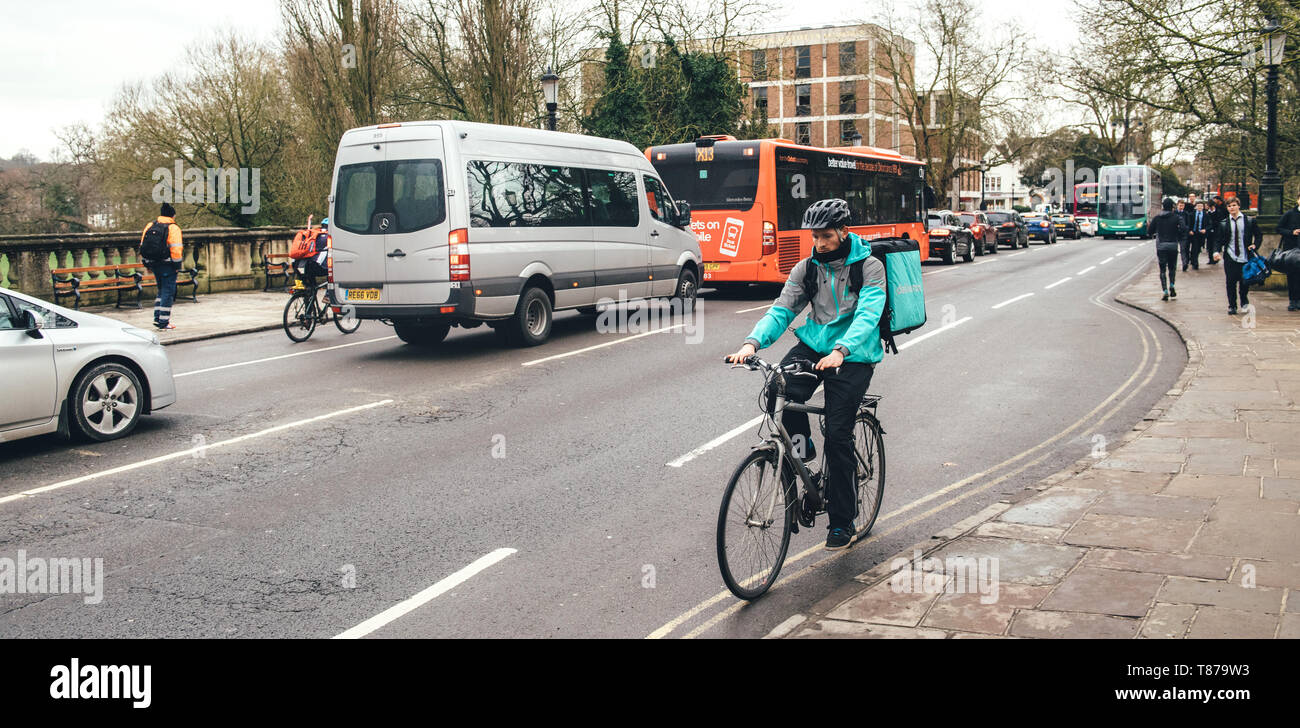 Oxford, Großbritannien - Mar 3, 3017: der Junge traurig männliche Radfahrer  Essen schnelle Client über Deliveroo App 
