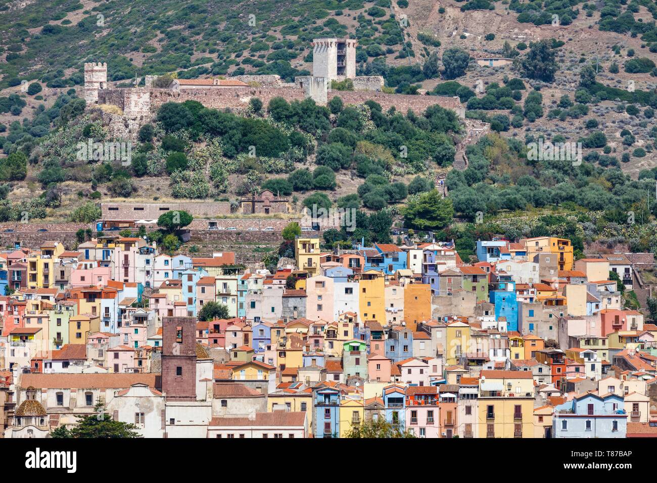 Italien, Sardinien, Provinz Oristano, San Benedetto Po, Blick auf die farbenfrohen Häuser und die Castello Malaspina Stockfoto