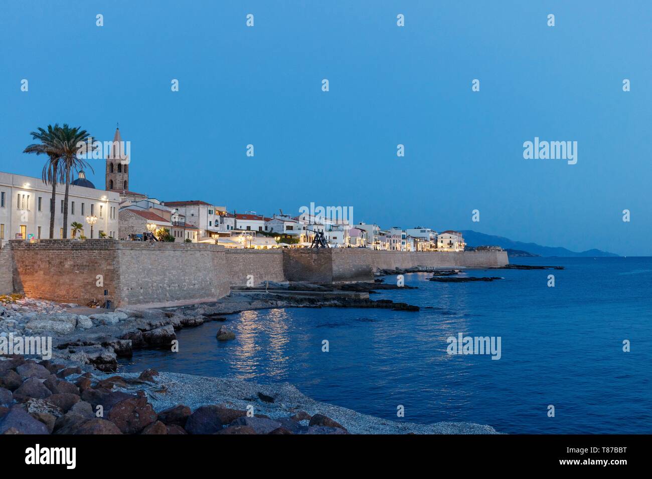 Italien, Sardinien, Provinz Sassari, Alghero, der ummauerten Stadt am Mittelmeer in der Dämmerung Stockfoto