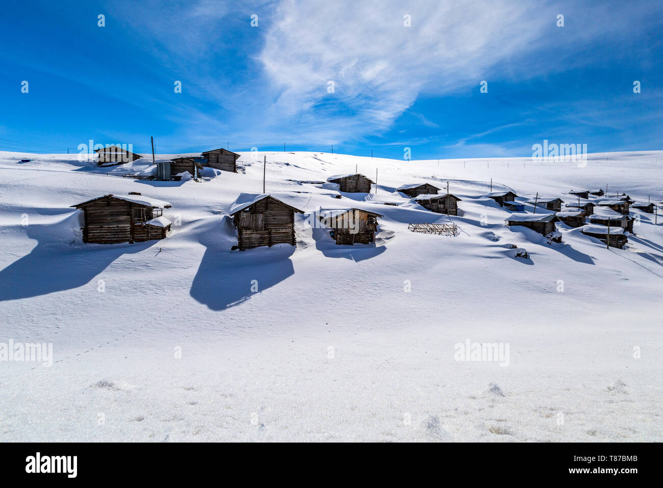 Highland Häuser und bewölktem Himmel im Schnee Stockfoto