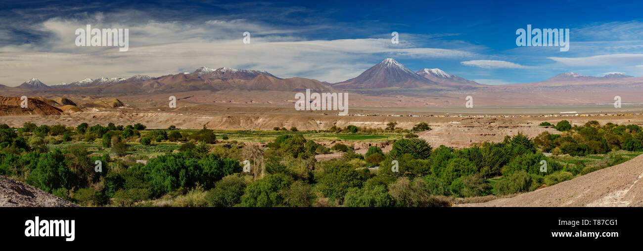 Ultra Wide gigapan Panoramablick der Licancabur Vulkan und San Pedro de Atacama Stockfoto