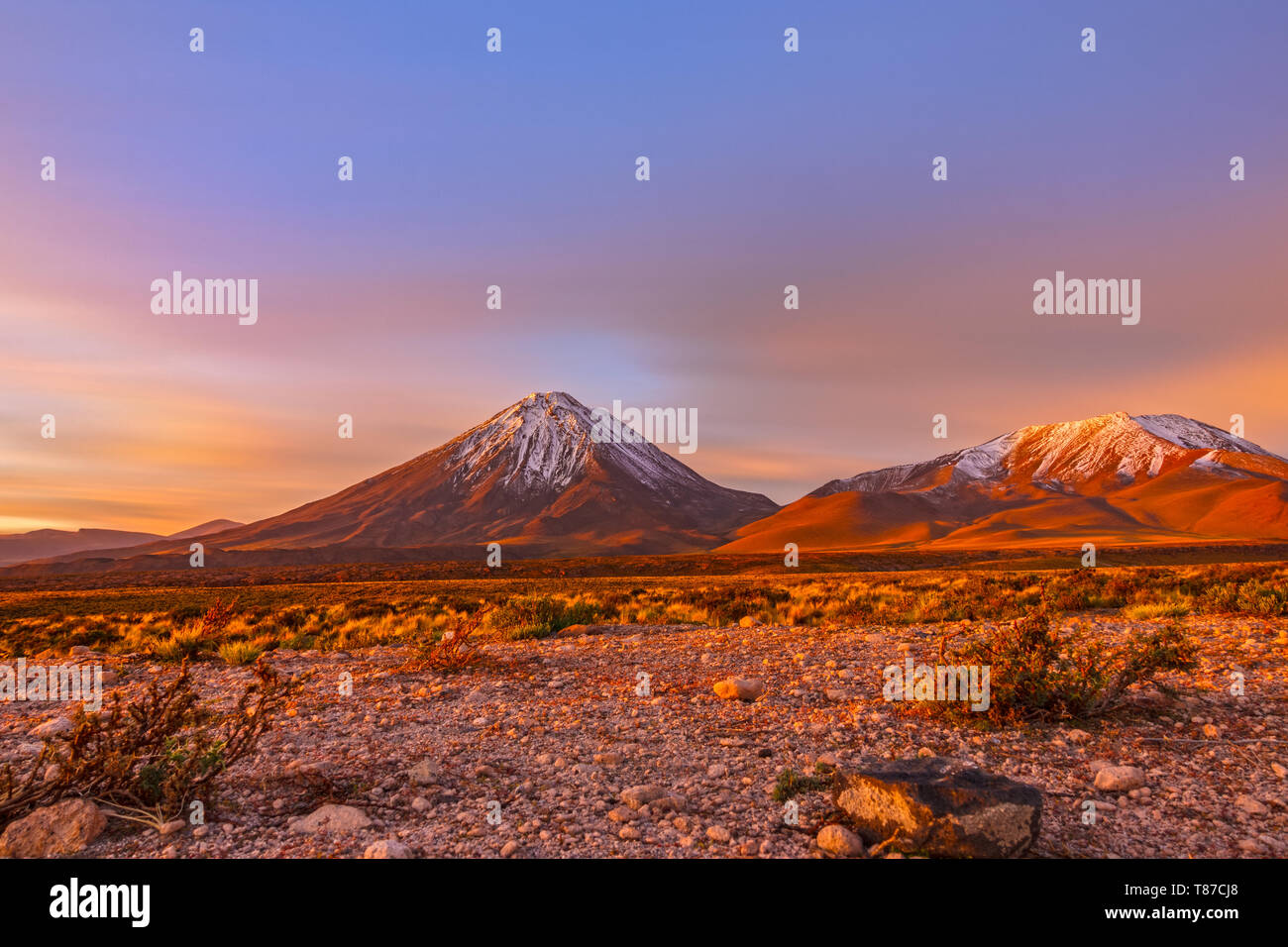 Sonnenuntergang im Zeitraffer an der Licancabur Vulkan in der Atacama-wüste Stockfoto