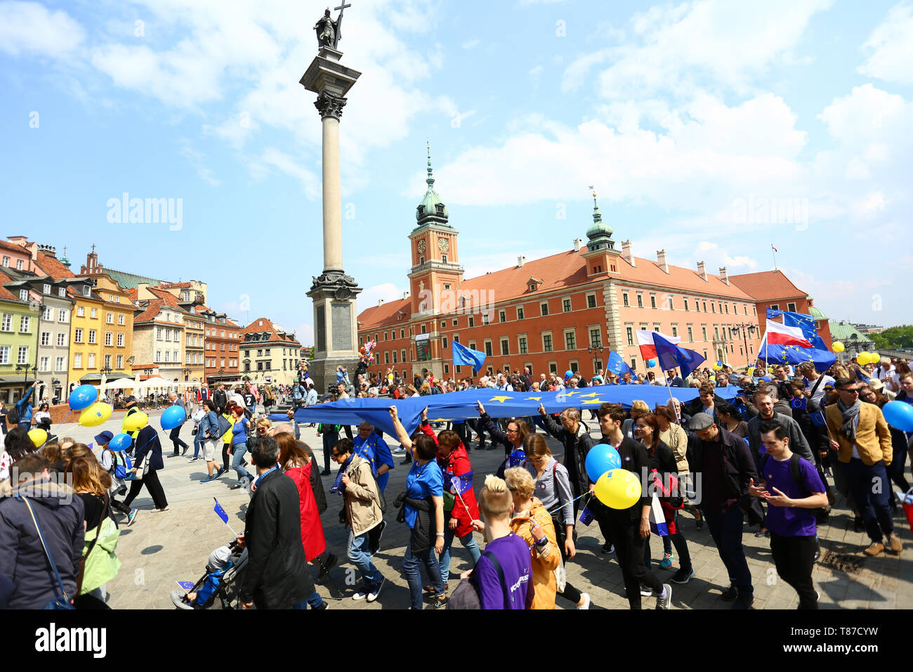 Polen, Warschau, 11. Mai 2019: Aktivisten und Robert Schuman foundtion halten pro-europäischen Parade (Parada Schumana) im Vorfeld der Wahlen des Europäischen Parlaments. © Jake Ratz/Alamy Stockfoto