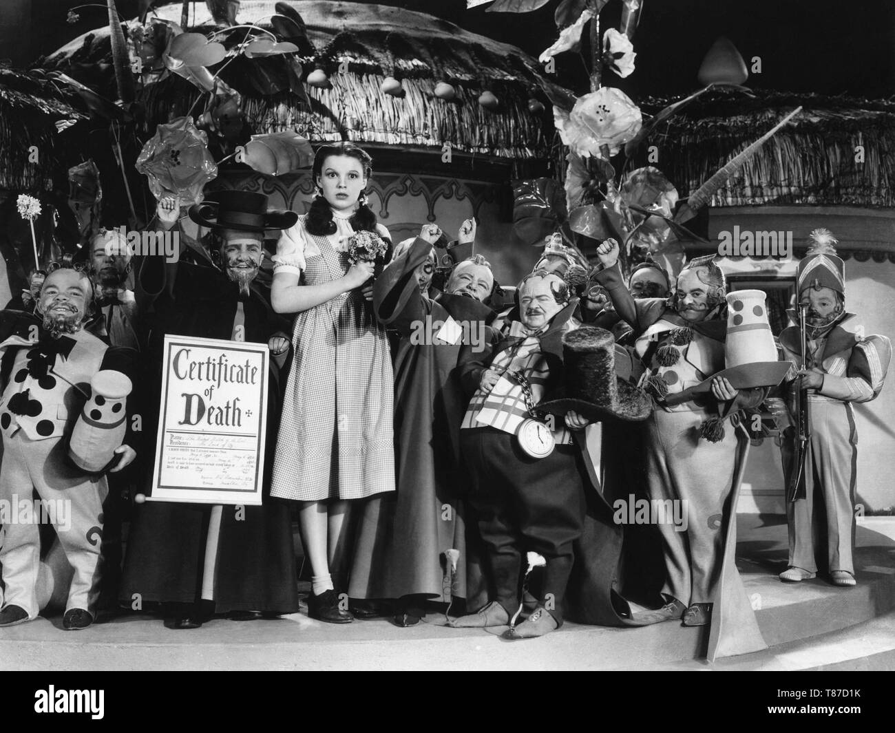 JUDY GARLAND als Dorothy Gale Charles Becker als Munchkin Bürgermeister Billy Bletcher als Bürgermeister Munchkins der Zauberer von Oz 1939 Regie Victor Fleming buch Frank L. Baum Metro Goldwyn Mayer Stockfoto