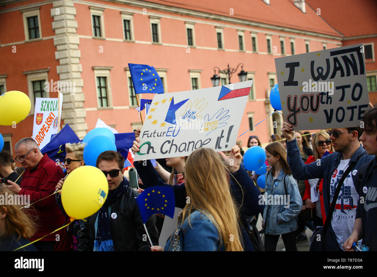 Polen, Warschau, 11. Mai 2019: Aktivisten und Robert Schuman foundtion halten pro-europäischen Parade (Parada Schumana) im Vorfeld der Wahlen des Europäischen Parlaments. © Jake Ratz/Alamy Stockfoto