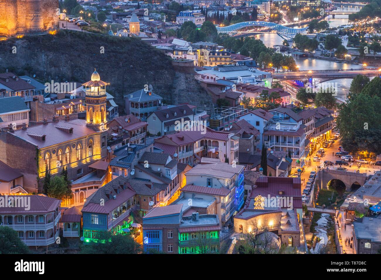 Georgien, Tiflis, Altstadt, Muslimisches Viertel und Festung Narikala, Winkel, Ansicht, Dämmerung Stockfoto