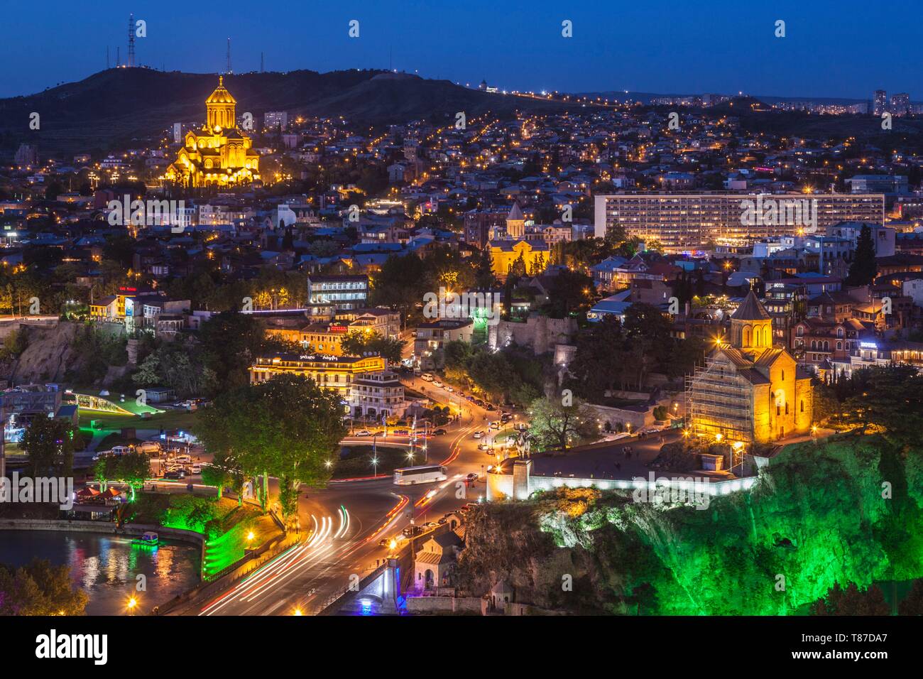 Georgien, Tiflis, Festung Narikala, hohen Winkel City Skyline, Dämmerung Stockfoto