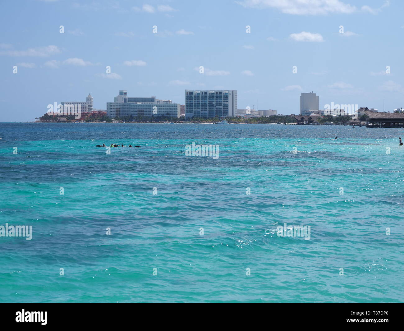 Das türkisfarbene Wasser von Turtle Beach, Playa Tortugas am Karibischen Meer Landschaft in Cancun in Mexiko Stadt Stockfoto