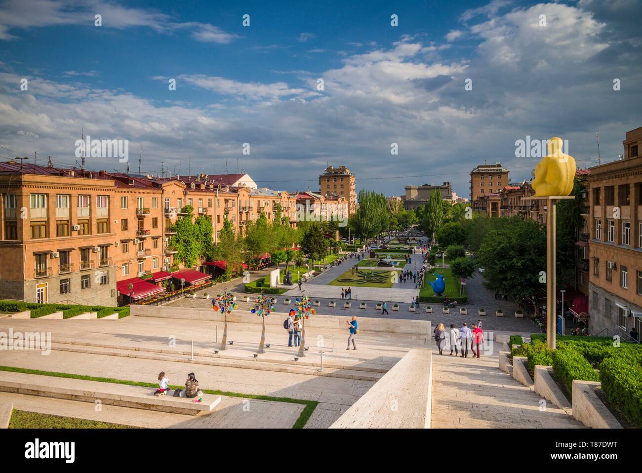 Armenien, Yerevan, die Kaskade, hohen Winkel Blick auf die Skyline der Stadt mit Besuchern Stockfoto