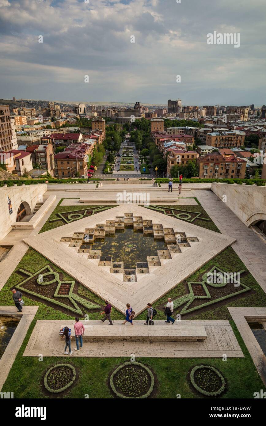 Armenien, Yerevan, die Kaskade, hohen Winkel Blick auf die Skyline der Stadt mit Besuchern Stockfoto