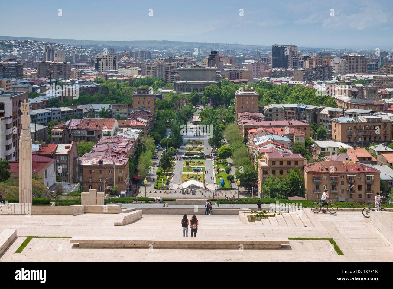 Armenien, Yerevan, die Kaskade, hohen Winkel Blick auf die Skyline der Stadt mit Besuchern Stockfoto