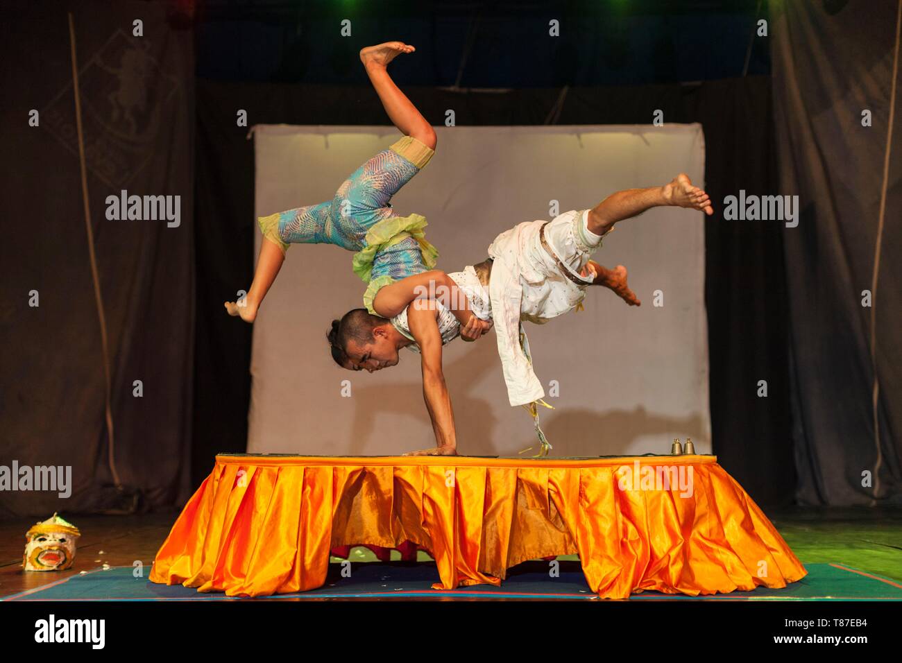 Kambodscha, Battambang, Phar Ponleu Selpak, Künste und Zirkusschule, Akrobaten im Zirkus Leistung Stockfoto