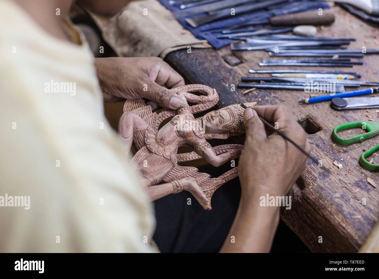 Kambodscha, Siem Reap, Handwerker Angkor, traditionelles Handwerk Workshop, Holzschnitzerei Stockfoto