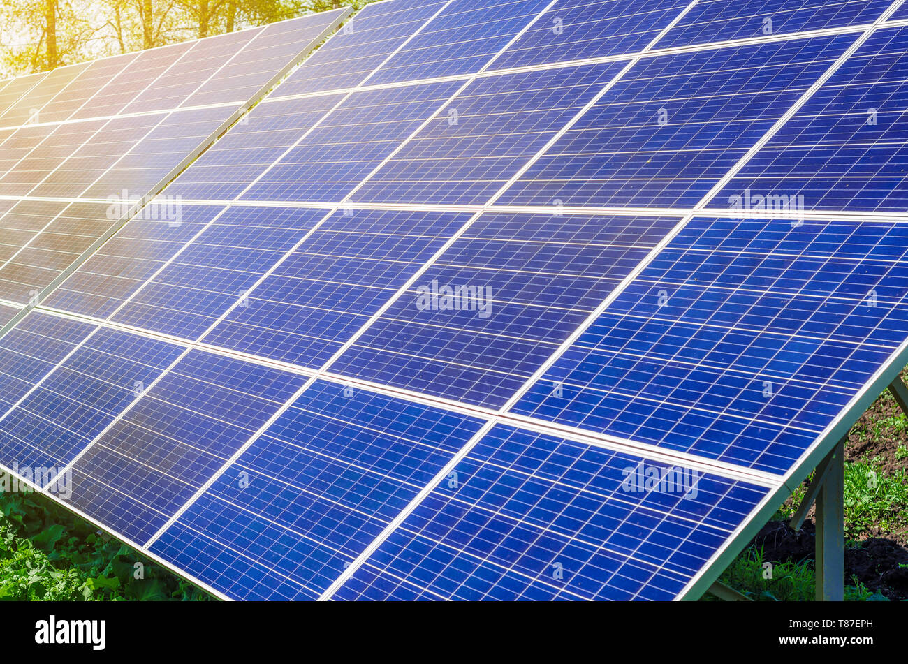 Solar-Panel erzeugt grüne, umweltfreundliche Energie aus der Sonne. Stockfoto