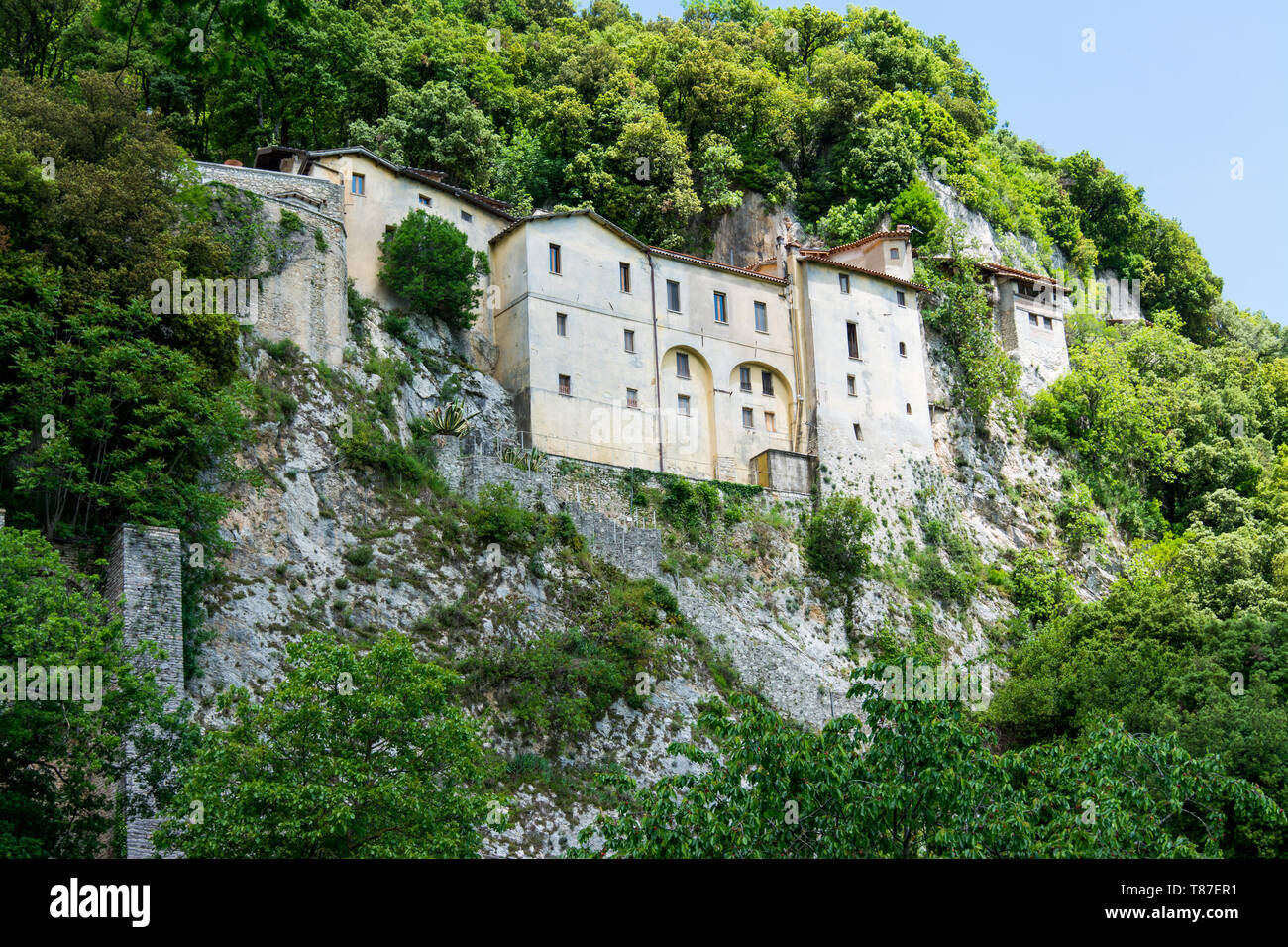 Greccio, Italien. Hermitage Schrein errichtet von St. Franziskus von Assisi im Heiligen Tal. In diesem Kloster der Heiligen Geburt gab die ersten lebenden nat Stockfoto