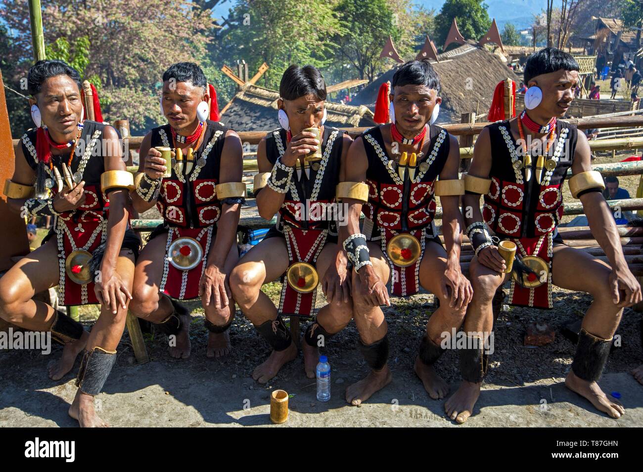 Indien, Nagaland, Kohima, jährliche Treffen der Naga Stämme während der Hornbill Festival, Mitglieder des Konyak Stamm Bier trinken Reis Stockfoto