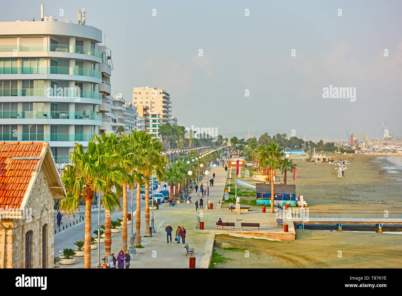 Larnaca, Zypern - Januar 24, 2019: Perspektive von Meer und Strand in Larnaca Stockfoto