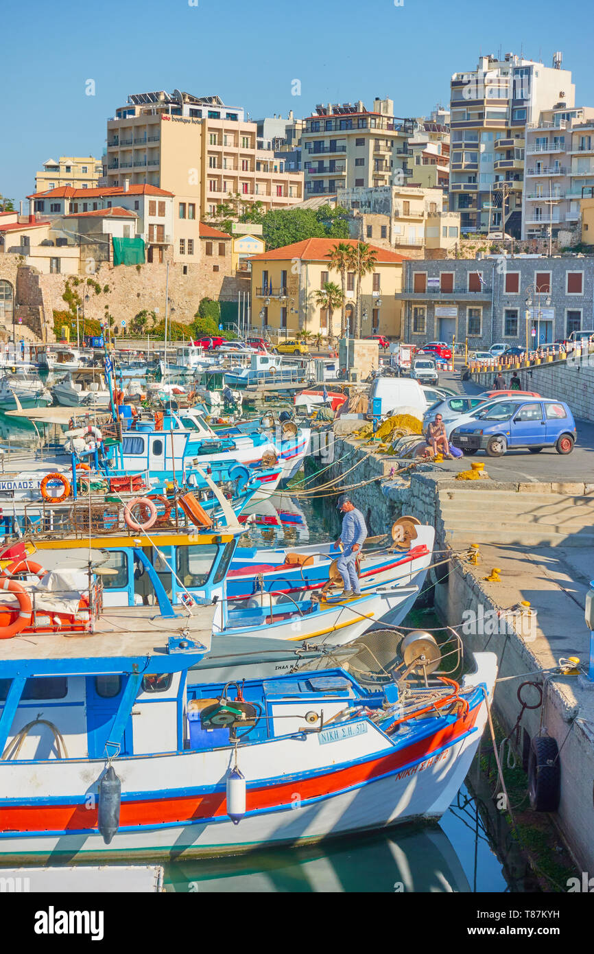 Heraklion, Griechenland - 27. April 2018: alte Fischerboote im Hafen von Heraklion, Kreta Stockfoto