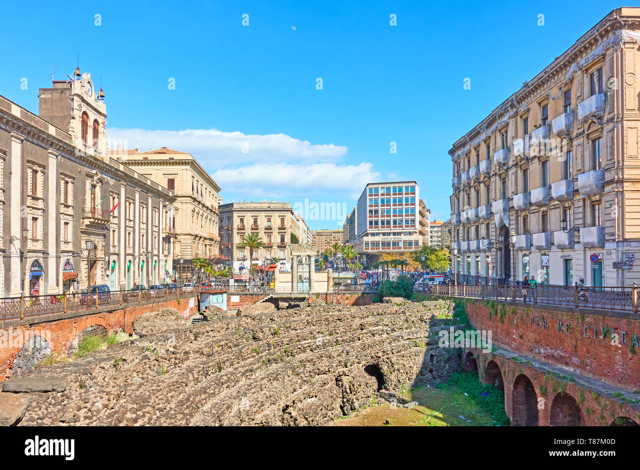 Catania Italien 15 Marz 2019 Stadtbild Mit Romischen Amphitheater In Catania Sizilien Stockfotografie Alamy