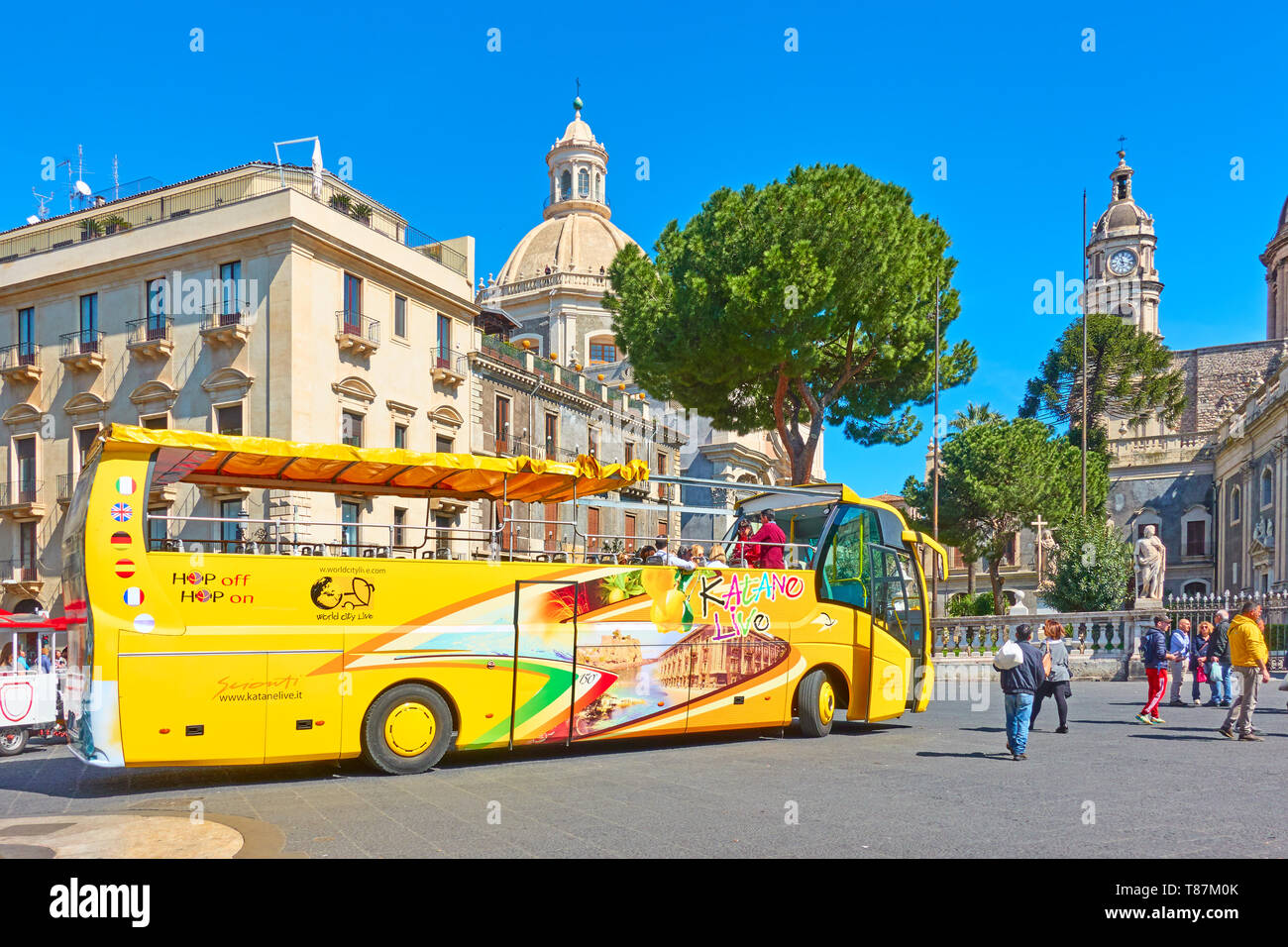 Catania, Italien - 16. März 2019: Gelb Hop-on-Hop-off-Bus an der Piazza del Duomo in Catania, Sizilien Stockfoto