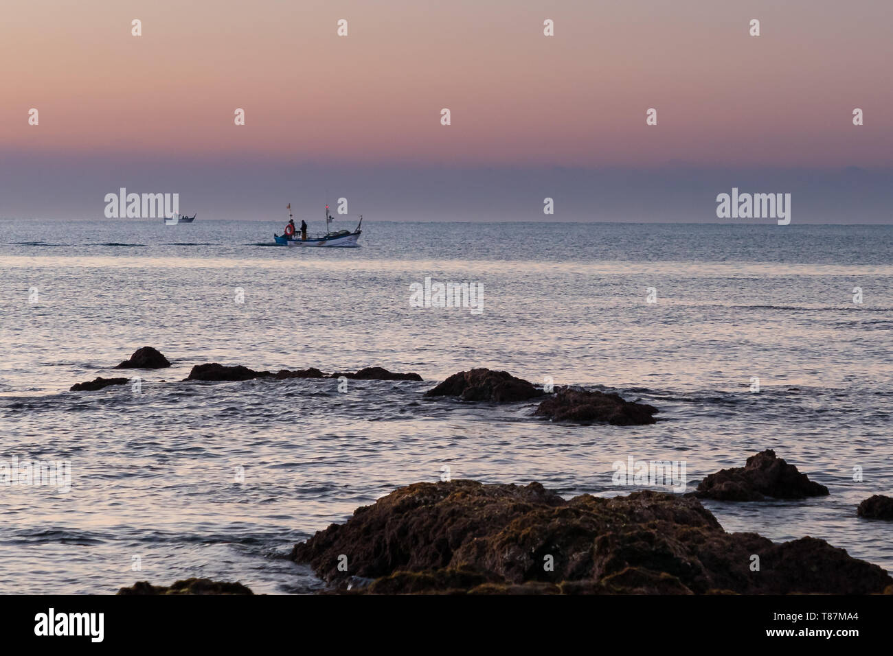 Spanische Fischerboote im Morgengrauen Stockfoto