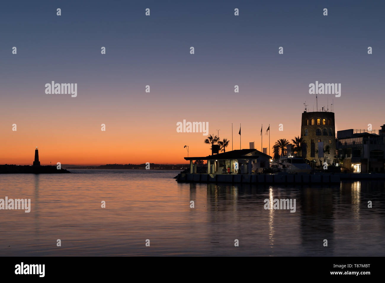 Der Hafen von Puerto Banus nach Sonnenuntergang Stockfoto