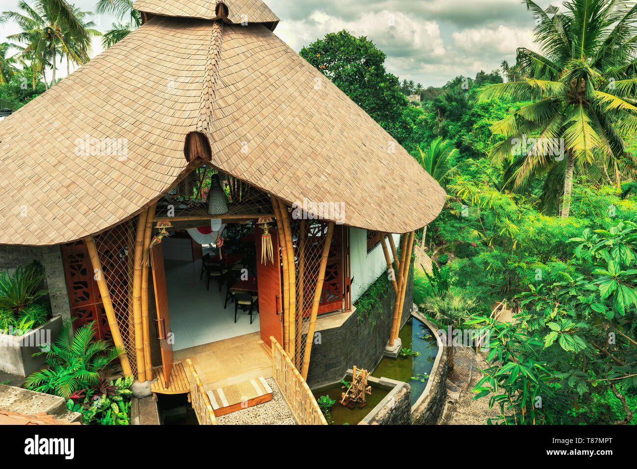 Holz Bambus Haus in tropischen Regenwald Dschungel Stockfotografie - Alamy