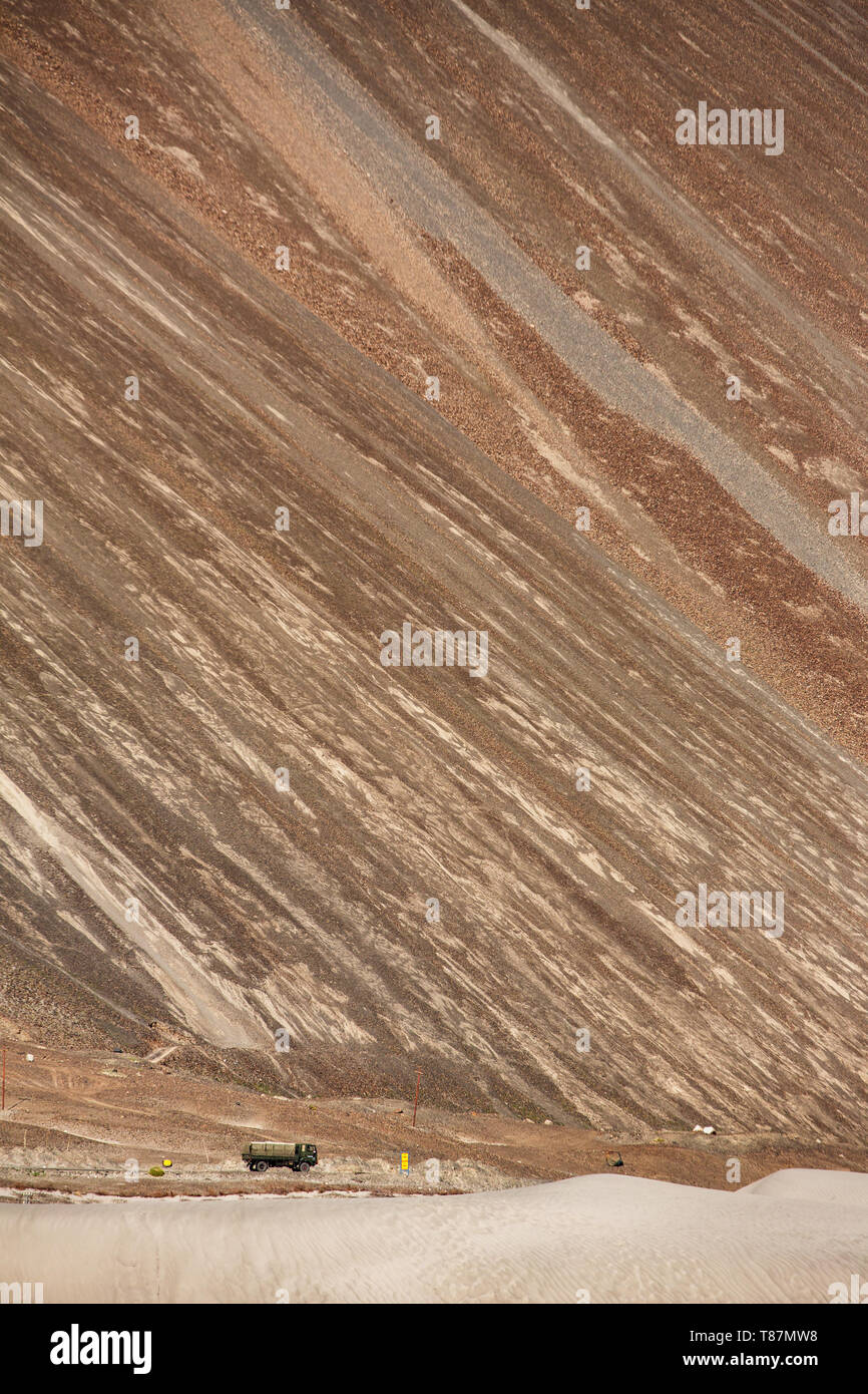 Militärische Fahrzeug auf der Höhe der Straße in Ladakh mit Himalaya Berge im Hintergrund Stockfoto