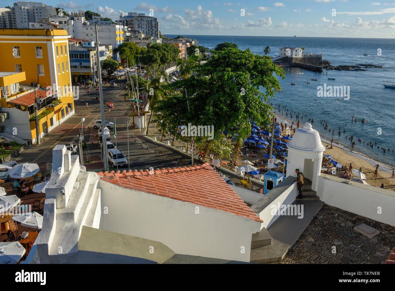 Salvador, Brasilien - 1. Februar 2019: Porto da Barra Beach und Santa Maria Fort in Salvador Bahia in Brasilien Stockfoto