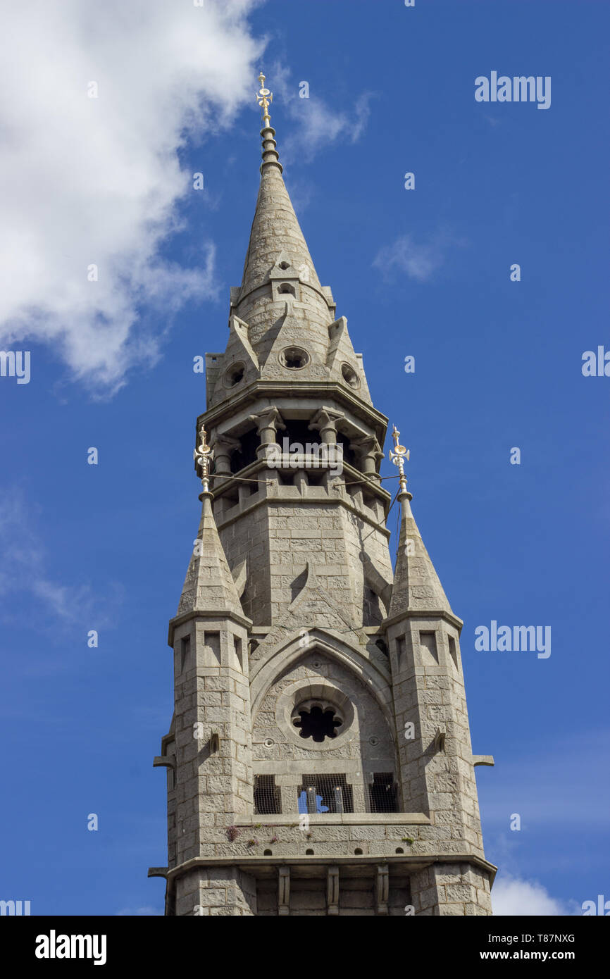 Niedrig - Winkel des Queen's Kreuz Kirchturm, Aberdeen, Schottland Stockfoto