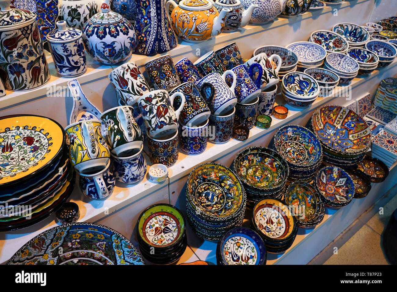 Bunte handgemachte Schalen in einem touristischen Geschenk Shop in Istanbul Stockfoto