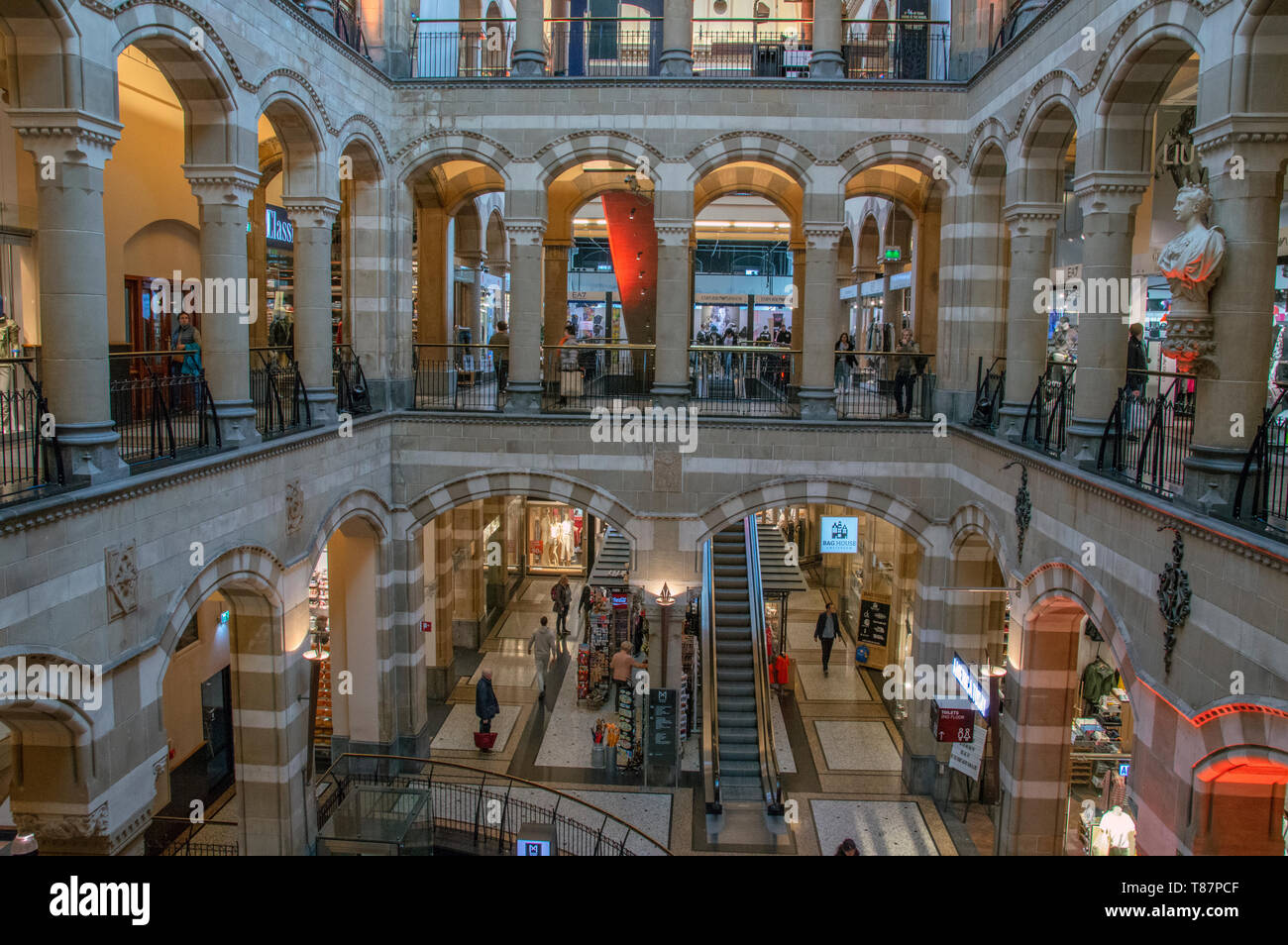 Innerhalb des Magna Plaza Shopping Mall in Amsterdam Die Niederlande 2019 (10) Stockfoto