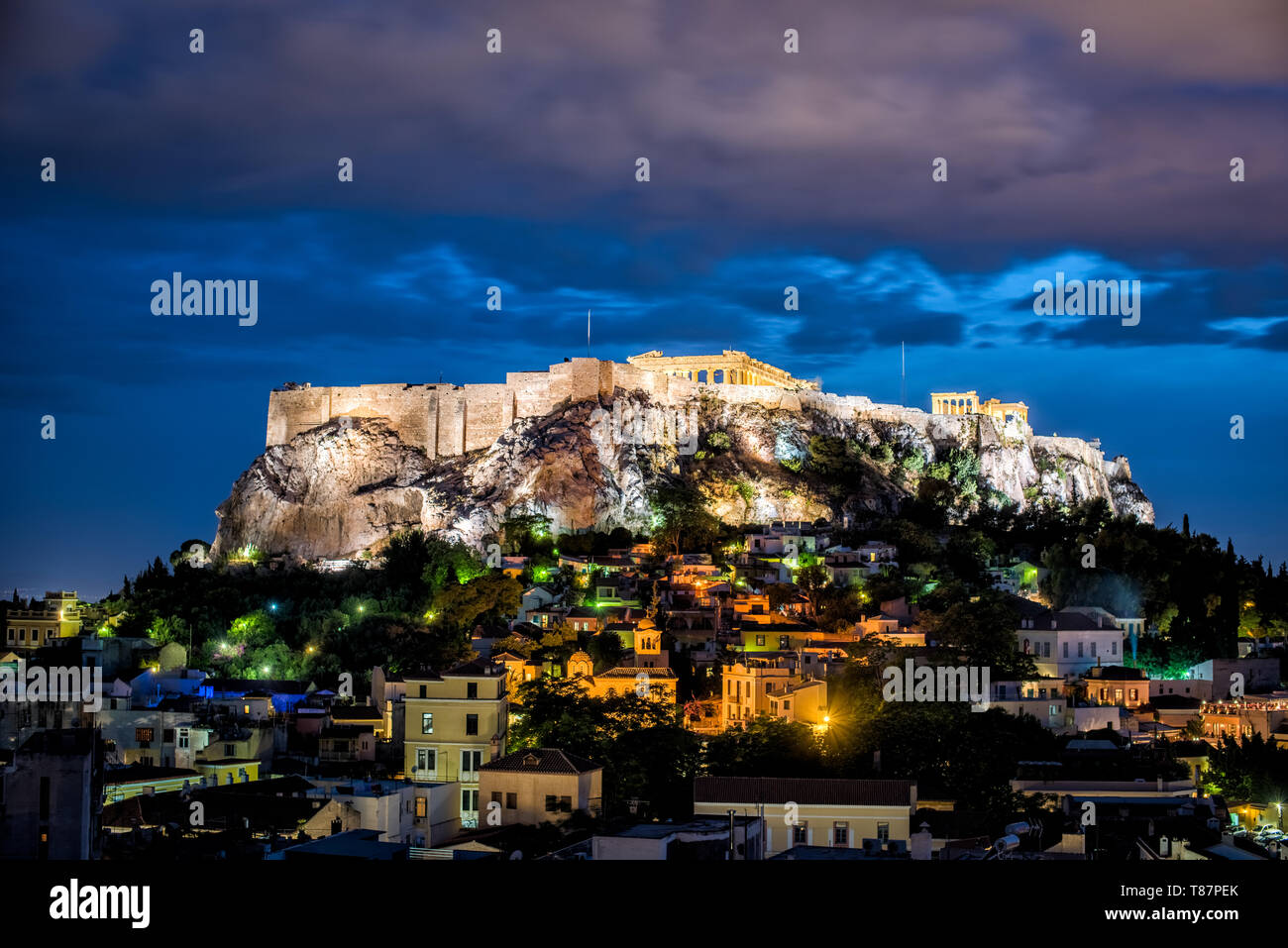 ATHEN, Griechenland - die Akropolis von Athen ist eine antike Zitadelle, die auf einem Felsvorsprung über Athen, Griechenland, steht. Es ist eine der berühmtesten archäologischen Stätten der Welt und gehört zum UNESCO-Weltkulturerbe. Es besteht aus einer Reihe von Bauwerken auf der Spitze des Hügels, zusammen mit anderen Standorten auf dem umliegenden Hügel. Das berühmteste Bauwerk, wenn der Parthenon, ein großer Tempel aus dem 5. Jahrhundert v. Chr. mit einer markanten Außenschicht aus großen Säulen. Stockfoto