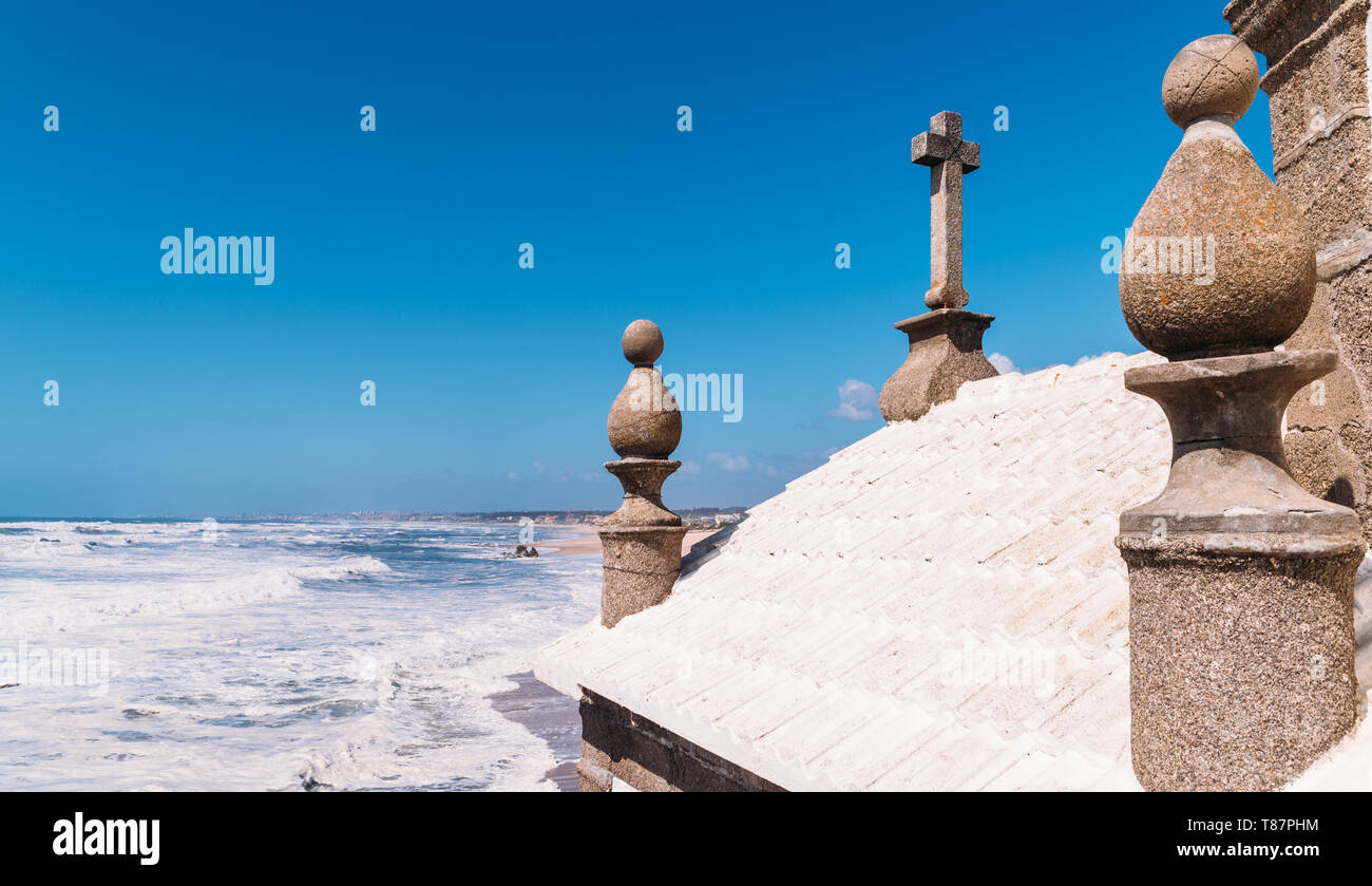 Senhor Da Pedra Kirche in Miramar, Portugal Perspektive mit malerischem Blick auf den Ozean. Stockfoto