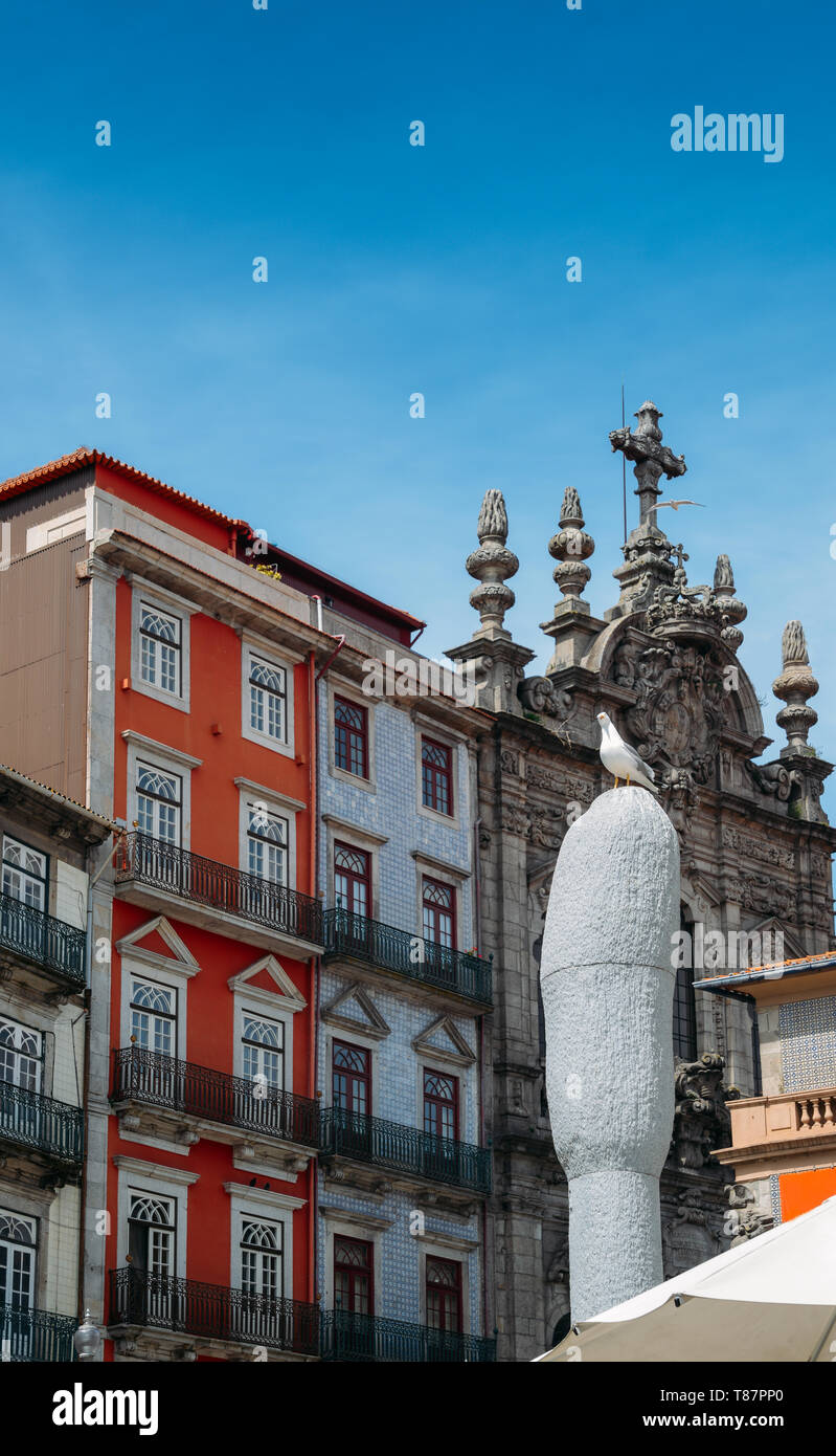 Malerischen bunten Häuser in Azulejo Kacheln in Porto mit einem barocken Kirche auf der rechten Seite abgedeckt Stockfoto