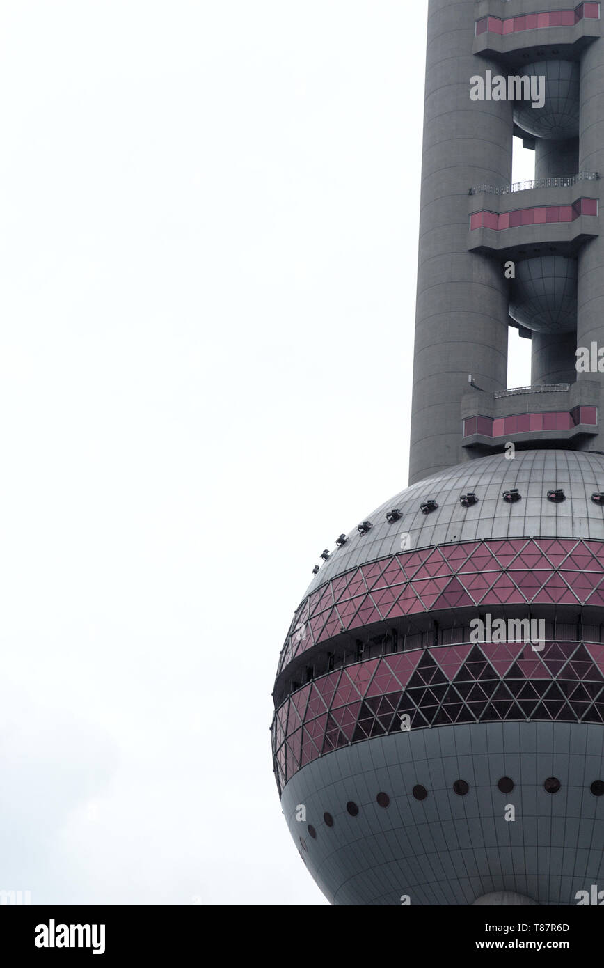 Teilweiser Blick auf den Oriental Pearl Tower in Shanghai, VR China Stockfoto