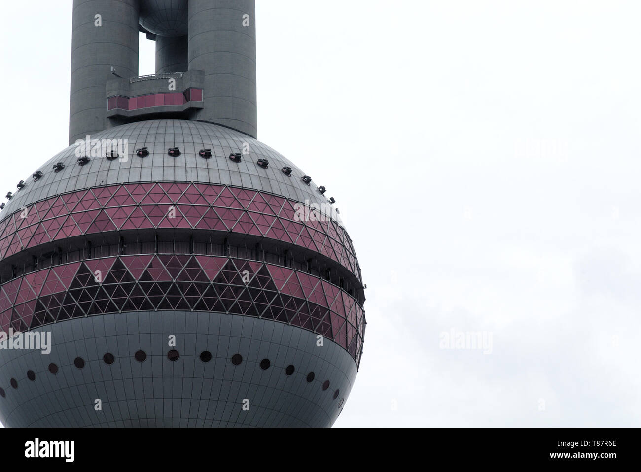 Teilweiser Blick auf den Oriental Pearl Tower in Shanghai, VR China Stockfoto