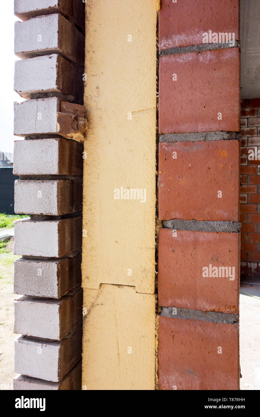 Nahaufnahme von zweischaligen Wand Dämmplatten in Mauerwerk Hohlräume in neu gebauten Haus verwendet, um Wärmeverluste zu reduzieren ausgestattet Stockfoto