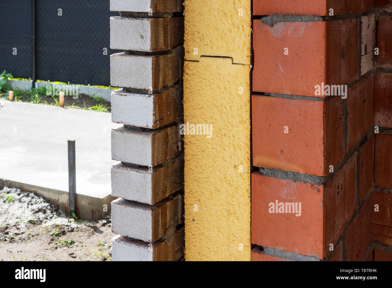 Nahaufnahme von zweischaligen Wand Dämmplatten in Mauerwerk Hohlräume in neu gebauten Haus verwendet, um Wärmeverluste zu reduzieren ausgestattet Stockfoto